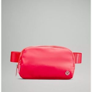 NWT 👛 Lululemon Everywhere Belt Bag in Pale Raspberry colour 👛